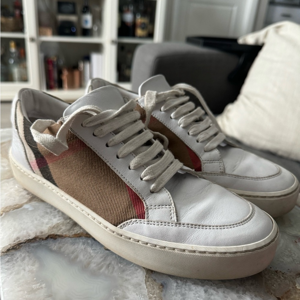 Women’s Burberry sneaker